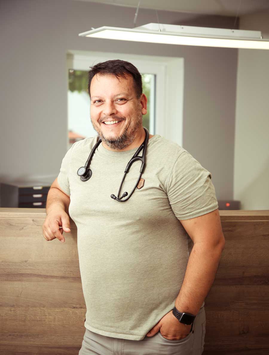 Dr. Gregor Jakober - "Der digitale Versand von Rezepten wird in unserer Ordination besonders oft genutzt. Wir waren überrascht, dass alle österreichischen Apotheken in Latido hinterlegt sind und es ermöglicht uns dadurch ein besonders rasches Versenden des Rezeptes. Wir wurden schon von mehreren Apotheken über die tolle Aufmachung unseres Versands angesprochen."
