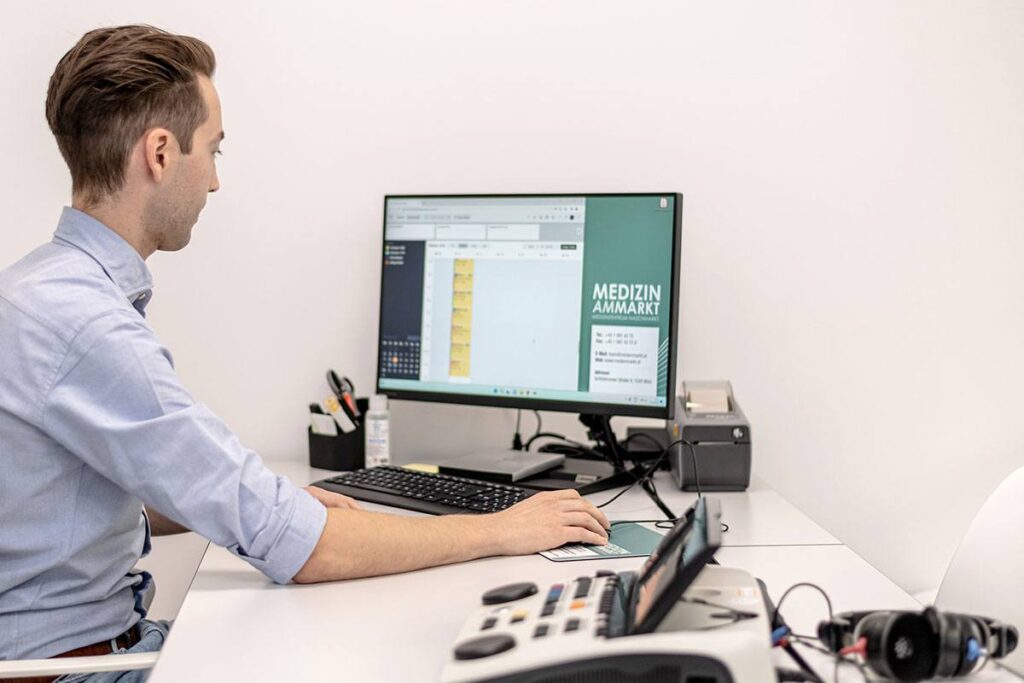 Ärztin am Arbeitsplatz mit dem LATIDO-Kalender